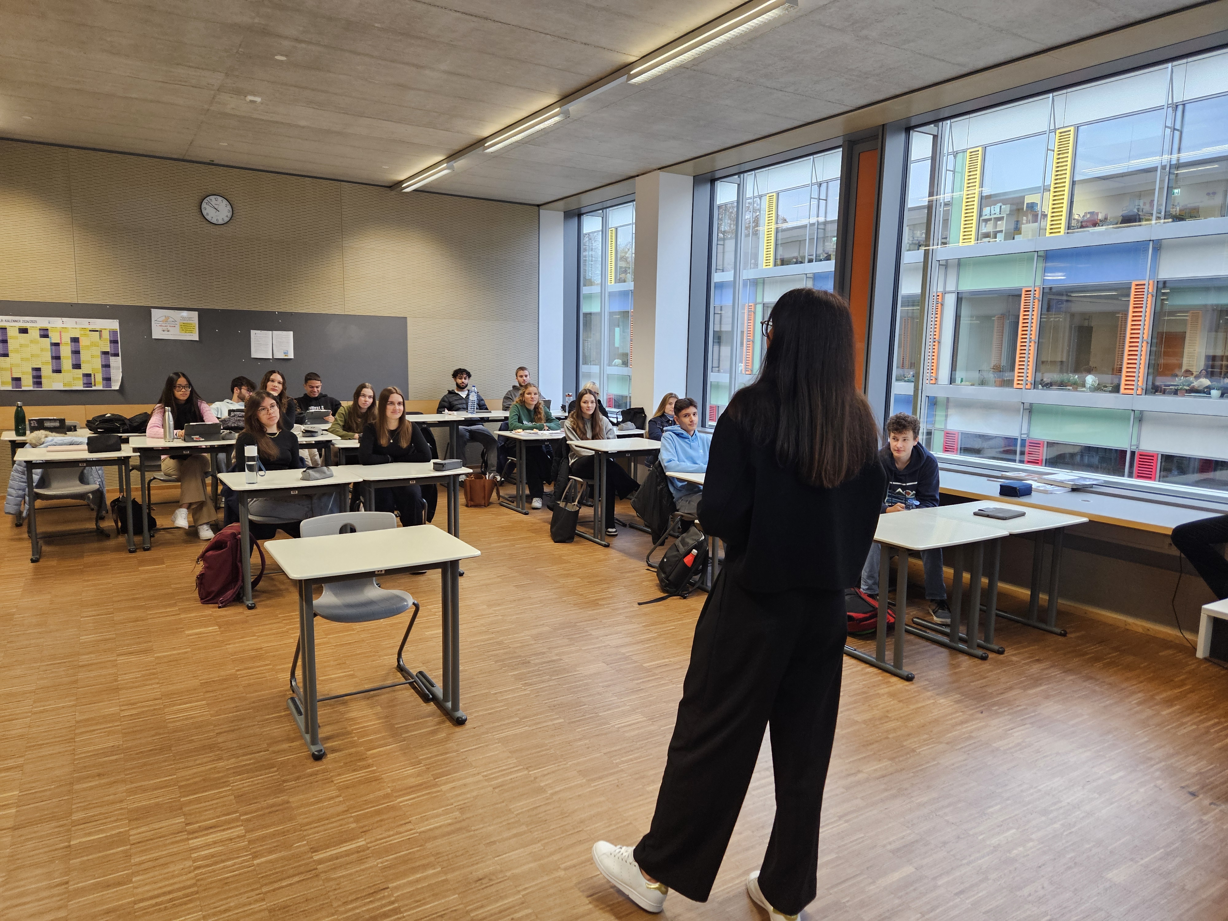 Samra Cindrak parle devant la classe.