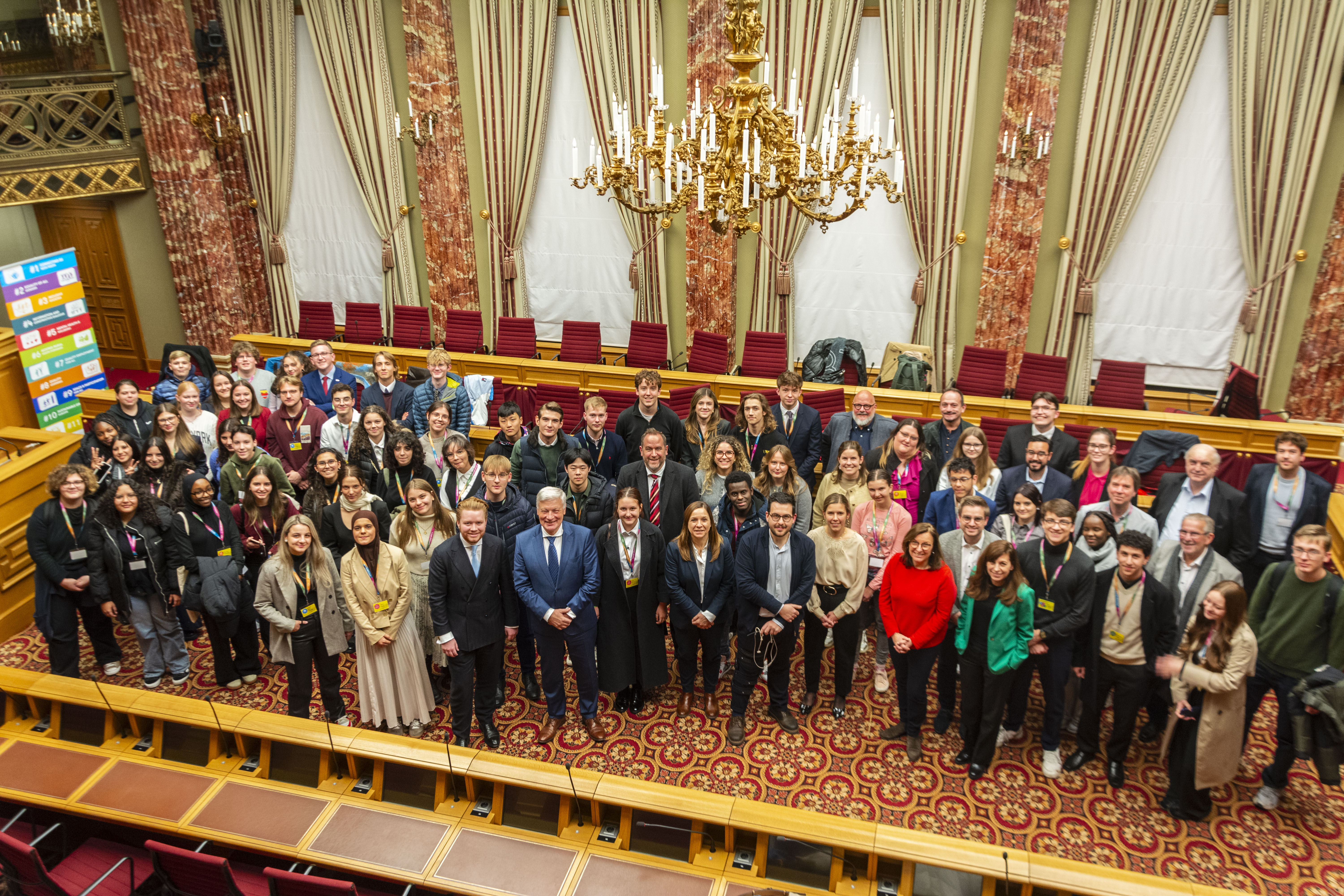 Photo de groupe qui montre tous les participants à la convention des jeunes dans la Chambre des Députés.