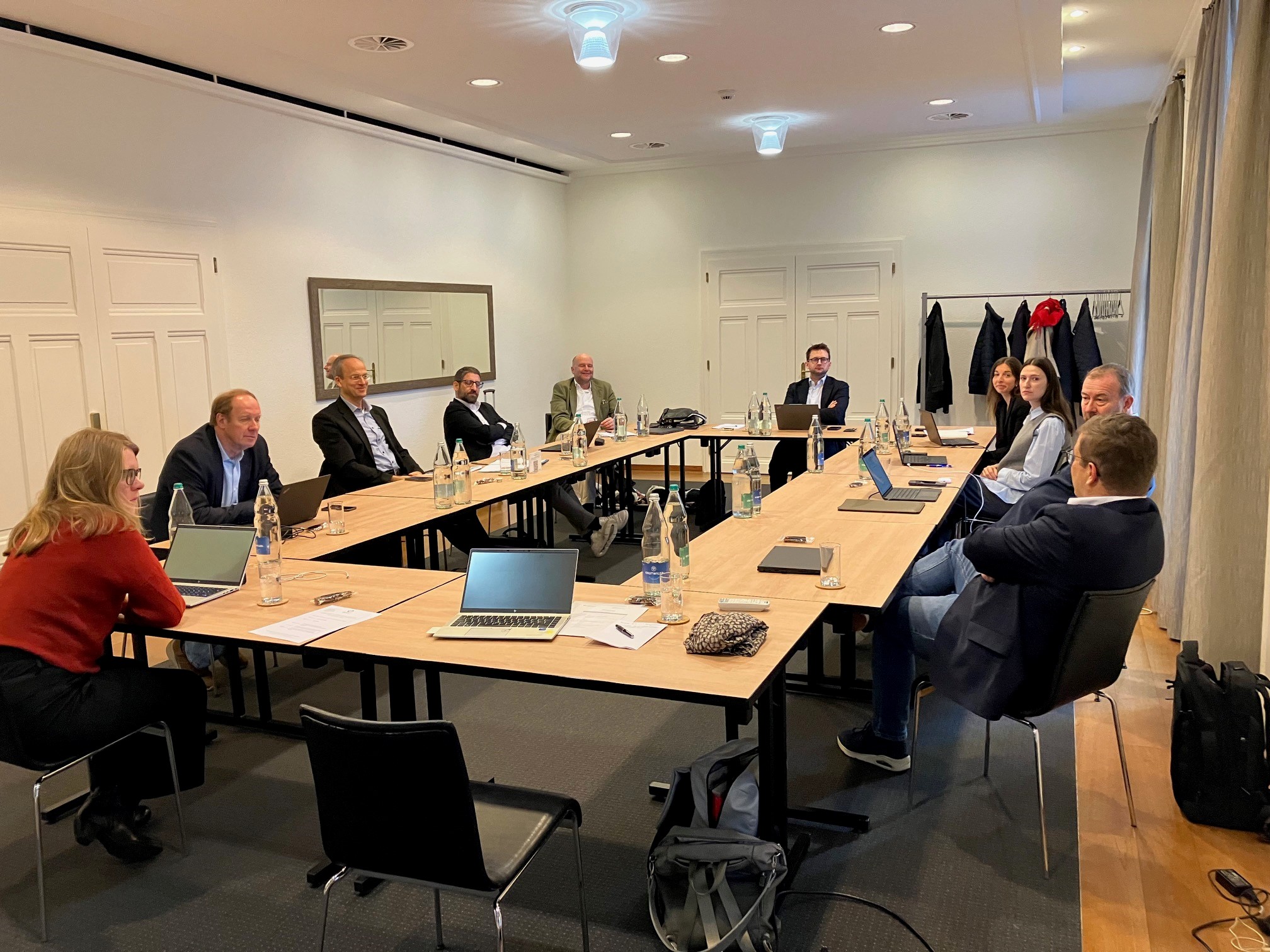 Les représentants des différents pays participant à la Trimediale en train de discuter.